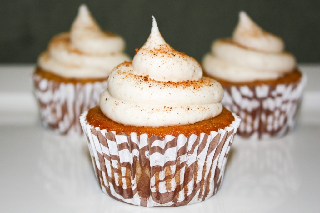 Bánh cupcake kem trứng: Một chiếc bánh cupcake làm theo kiểu chiffon, mịn màng với phần kem trứng bên trên, sẽ rất tuyệt vời cho mùa Giáng sinh. Ảnh: Javacupcake.