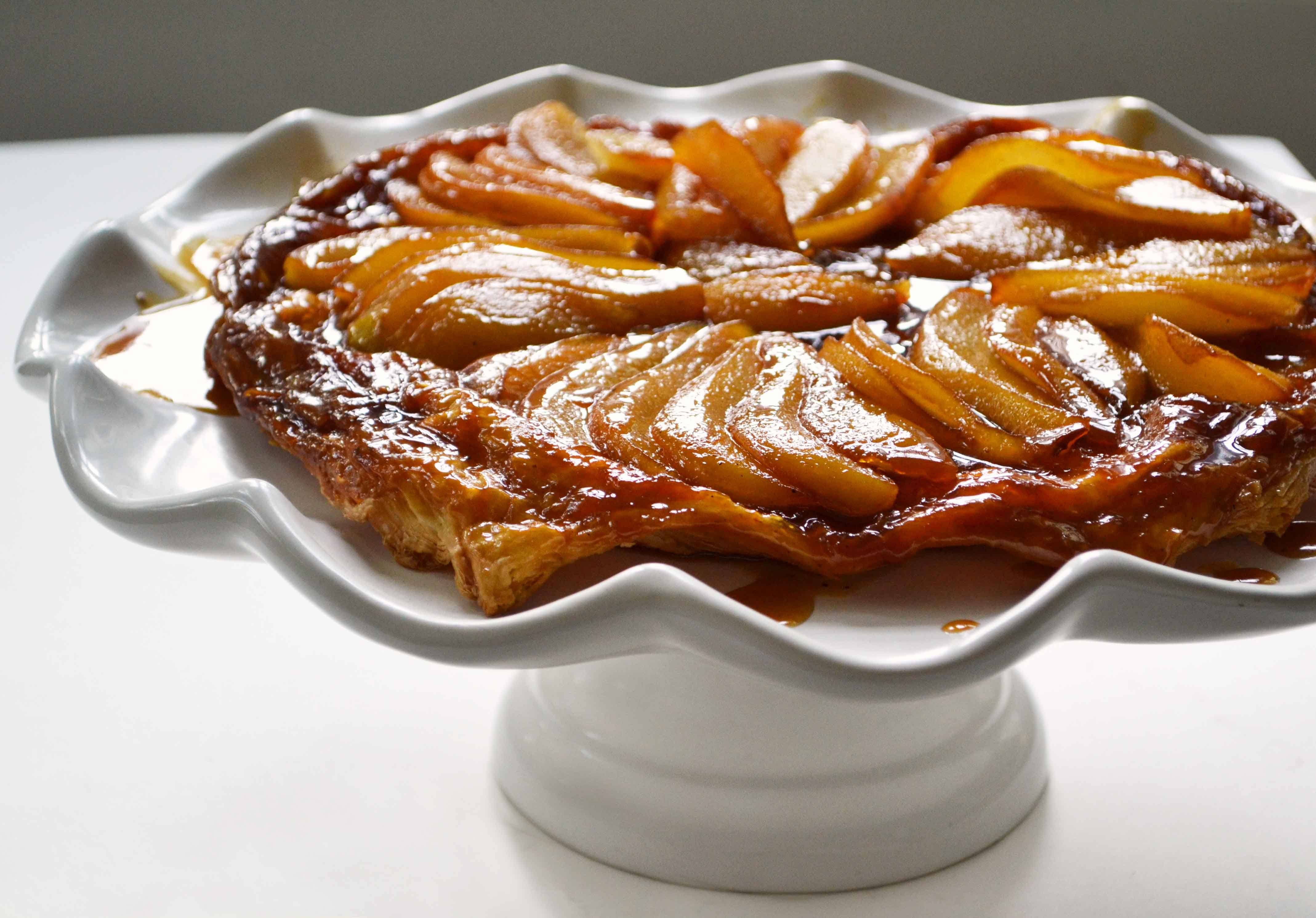 Bánh Tarte Tatin: Với lớp vỏ thơm giòn kết hợp với phần táo tạo nên vị chua ngọt hài hòa hấp dẫn là sự lựa chọn tuyệt vời cho mùa Giáng sinh. Ảnh: Recipeshubs.