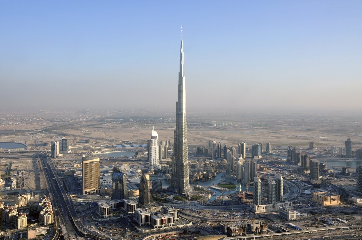 Burj Khalifa ở Dubai, UAE cao 827.8 mét hiện đang đứng đầu bảng xếp hạng những tòa nhà cao nhất thế giới.
