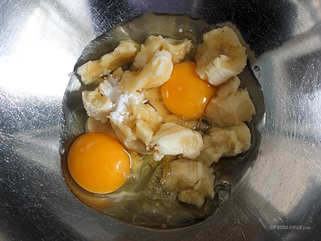 Bước 1: cắt chuối thành miếng nhỏ cho vào một bát lớn, đập trứng, cho thêm bột nở.