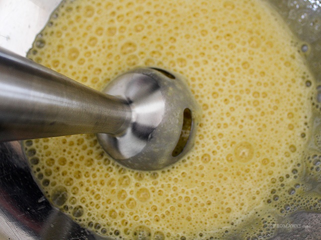 Bước 2: dùng máy xay đánh tan hỗn hợp chuối + trứng. Cho 1 chút dầu ăn vào chảo, đợi chảo nóng và rán bánh.