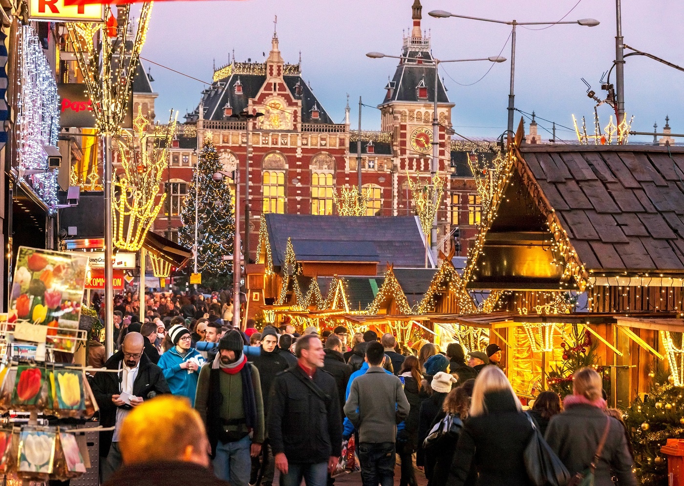 Damrak, Amsterdam: Du khách và người dân ở Damrak có thể đi bộ dọc kênh Damrak. Chợ Giáng sinh kéo dài từ nhà ga trung tâm cho tới Quảng trường Dam.