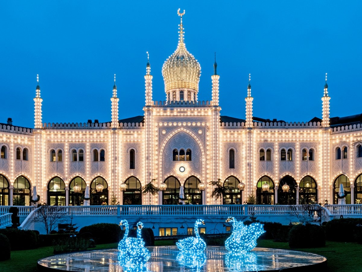 Copenhagen, Đan Mạch: Khung cảnh tráng lệ trong Khu vườn Tivoli và chợ Giáng sinh. 