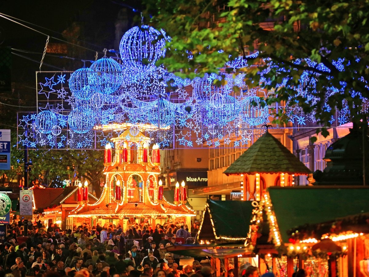 Birmingham, Anh: Chợ Giáng sinh ở Birmingham có sức chứa trên 200 gian hàng.