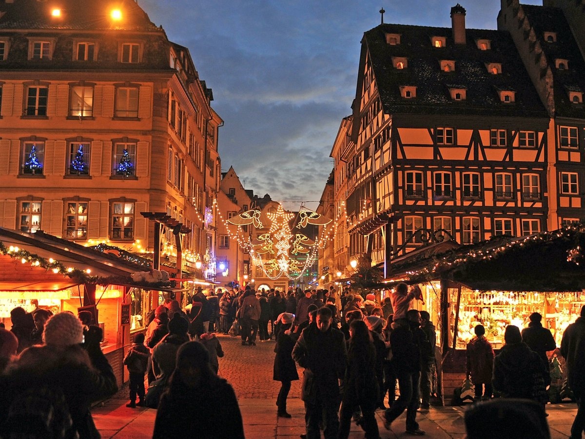 Strasbourg, Pháp: Với sức chứa hơn 300 quầy hàng, chợ Giáng sinh ở Strasbourg thu hút trên 2 triệu du khách mỗi năm.