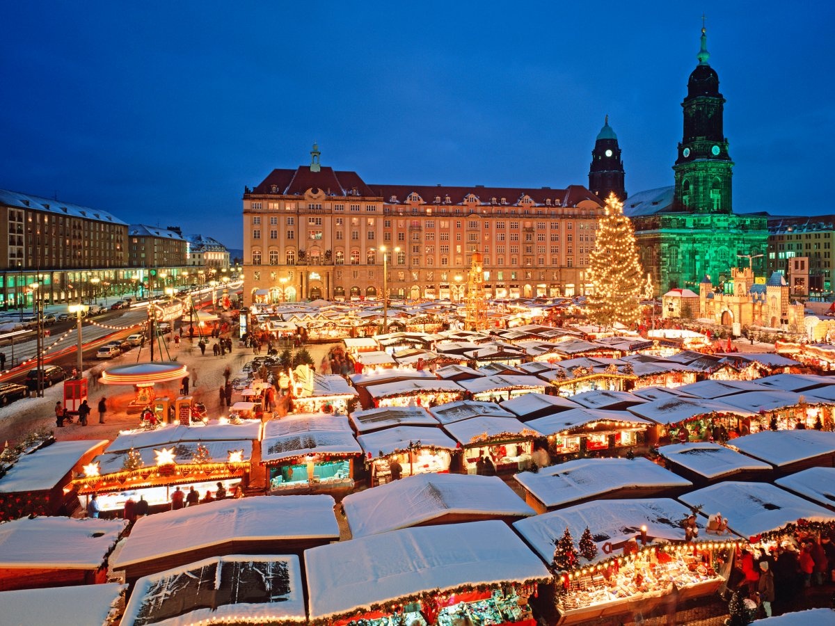 Dresden, Đức: Chợ Striezelmarkt ở Đức được hình thành từ năm 1434. Từ đó tới nay, chợ vẫn là điểm đến thu hút du khách mỗi dịp Giáng sinh.