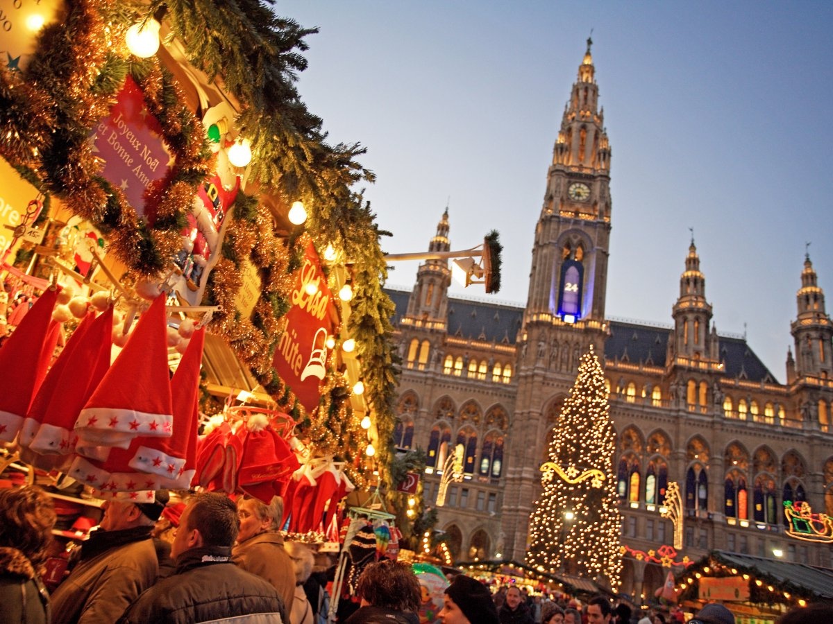 Vienna, Áo: Hội trường thành phố ở Vienne như đang tô điểm thêm cho sự rực rỡ của chợ Giáng sinh ở đây.