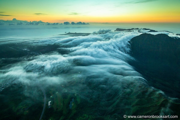 Dãy Ko’oalu mây mù giăng phủ.