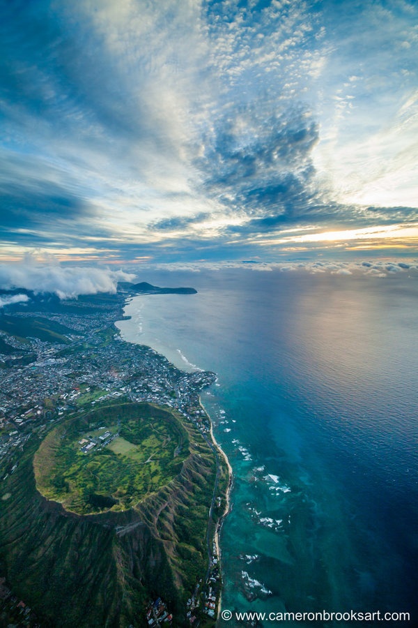 Miệng núi lửa Diamond Head nhìn từ độ cao gần 1400 m.