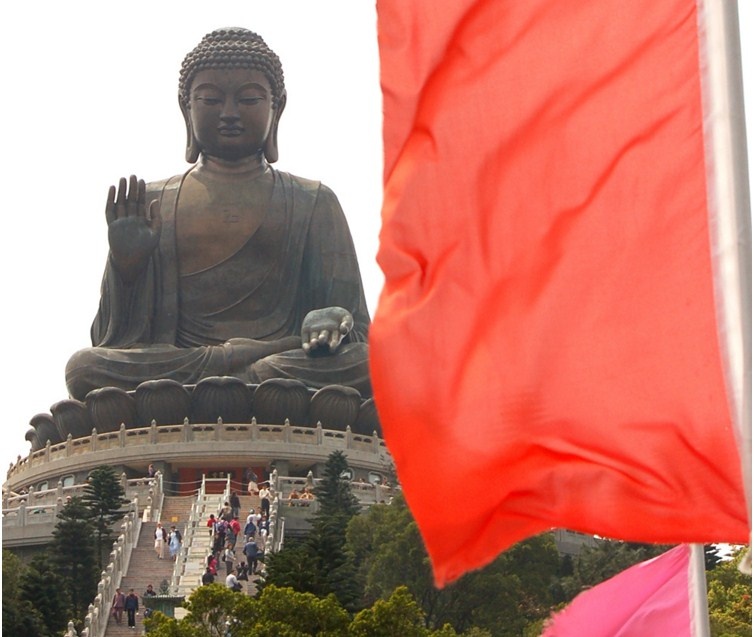 Tượng Phật Tian Tan ở Ngong Ping, Đảo Lantau, Hong Kong. Đây là trung tâm Phật giáo và là địa điểm hấp dẫn du khách ở Hong Kong. Ảnh: Ian Sheppard / Picfair.