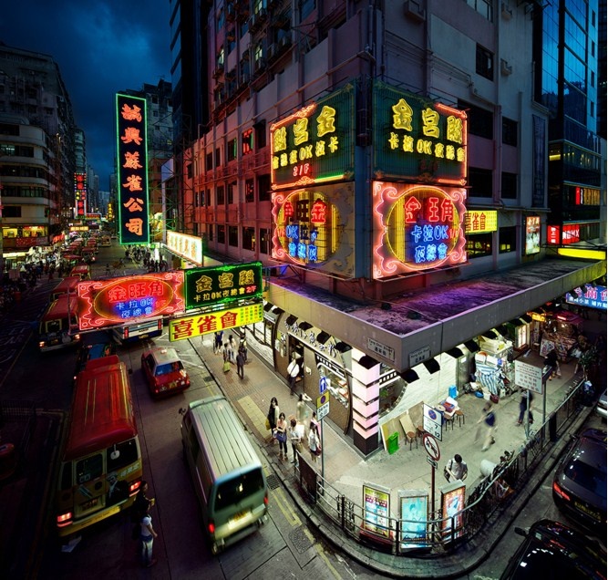 Một góc thành phố Hong Kong nhộn nhịp về đêm. Ảnh: Chris Petersen-Clausen / Picfair.