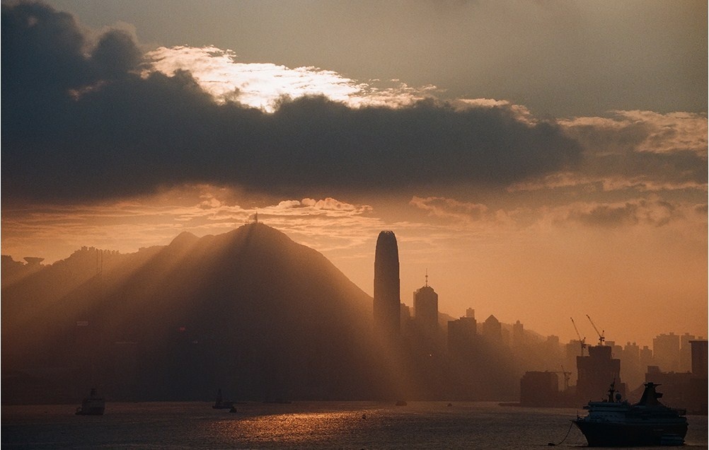 Bình minh trên Cảng Victoria. Ảnh: Davidhuiphoto / Picfair.