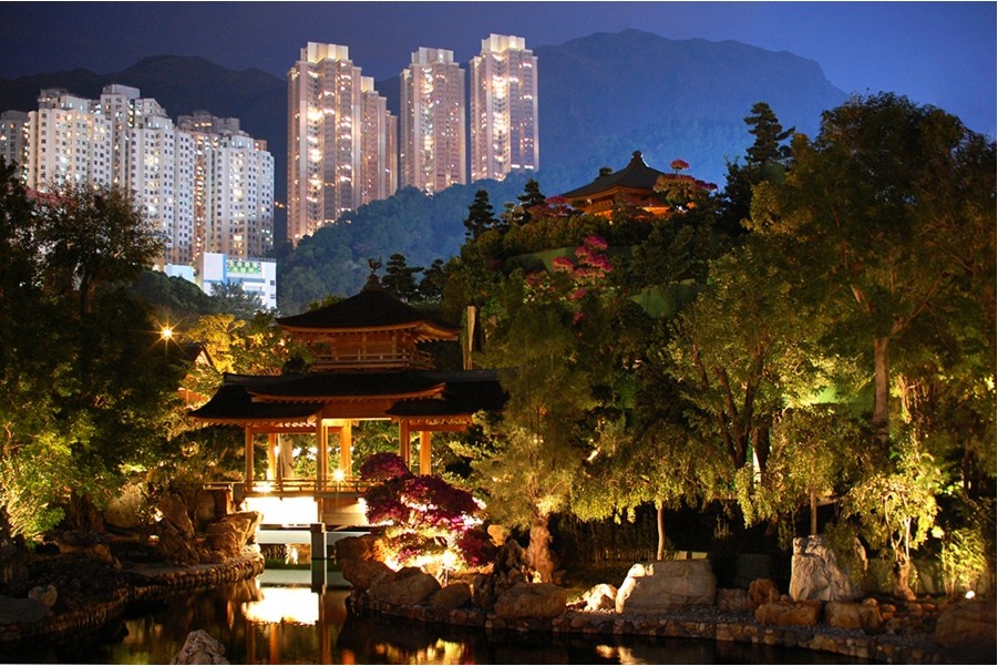 Một Hong Kong sôi động và yên bình. Giữa những tòa nhà cao tầng là không gian xanh tươi. Ảnh: James B / Picfair.