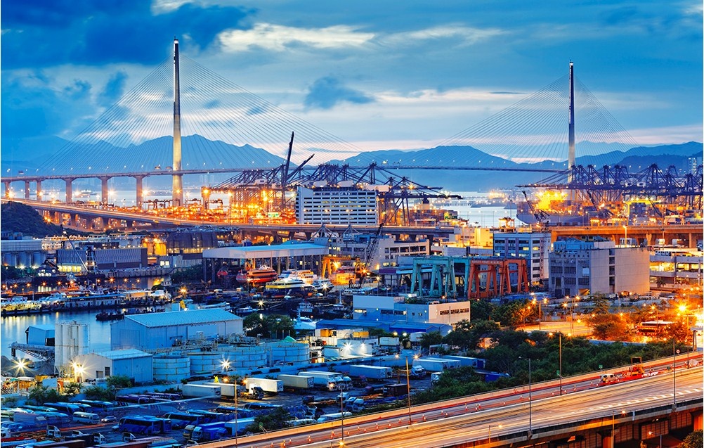 Hong Kong, một nền kinh tế sôi động với hệ thống cơ sở hạ tầng phát triển. Hình ảnh tại Cầu Tsing Ma lung linh ánh đèn. Ảnh: Cozyta / Picfair.