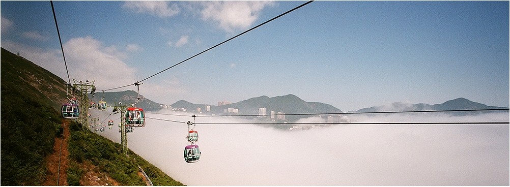 Cáp treo tại Công viên Đại Dương, Hong Kong, nơi mang lại niềm vui cho các gia đình, với hành trình khám phá rừng nhiệt đới, thám hiểm địa cực. Ảnh: Davidhuiphoto / Picfair.