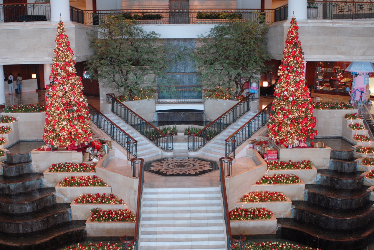 Jakarta và Bai, Indonesia: Jakarta và Bali là hai thành phố đón Giáng sinh tưng bừng nhất ở Indonesia, với những bữa tiệc trên bãi biển, cây thông lớn trang hoàng lung linh trong các trung tâm mua sắm, và chương trình khuyến mãi khắp các quán cafe, bar và nhà hàng. Ảnh: Latinamericanstudies.