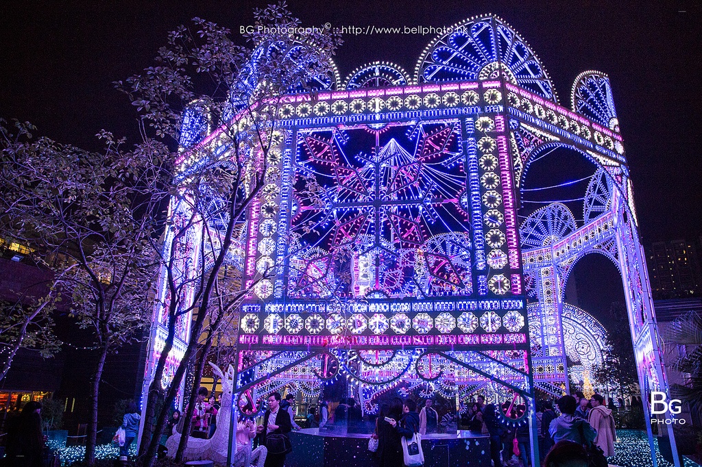 Hong Kong: Du lịch Hong Kong vào dịp Giáng sinh 2015, du khách sẽ có cơ hội chiêm ngưỡng màn trình diễn ánh sáng 3D và âm thanh trên những tòa nhà nổi tiếng như Trung tâm Văn hóa Hong Kong, Tháp Đồng hồ ở Tsim Sha Tsui, từ 9/12 đến 28/12/2015. Ảnh: Life Journey/ Flickr.