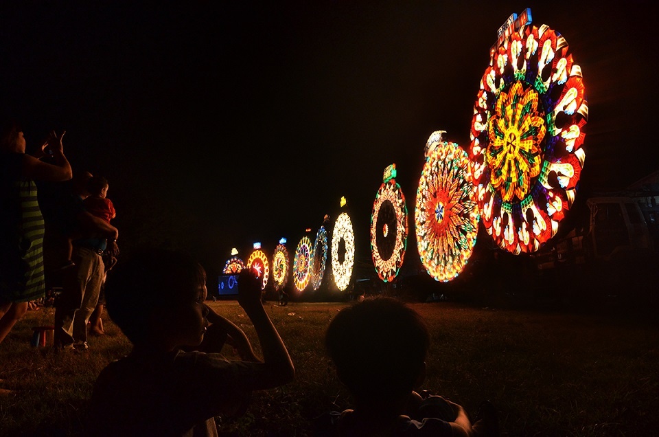 San Fernando, Philippines: San Fernando – “Thủ đô Giáng sinh của Philippines” vào dịp này tưng bừng hơn với Lễ hội Đèn lồng lung linh và rực rỡ, dự kiến diễn ra từ 19-24/12/2015. Người dân nơi đây rất mong chờ lễ hội này, họ cho rằng đây là sự kiện phải trải nghiệm ít nhất một lần trong đời. Ảnh: Gmanetwork.