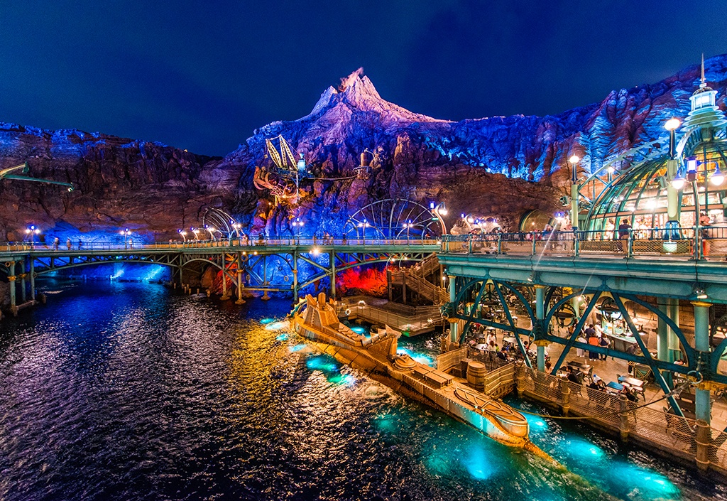 Tokyo, Nhật Bản: Giáng sinh ở Nhật được tổ chức tưng bừng nhất tại Tokyo Disneysea, với ánh đèn rực rỡ khắp công viên, pháo hoa và các chương trình biểu diễn hấp dẫn. Du khách và các em nhỏ sẽ thấy thích thú với những nhân vật trong trang phục Giáng sinh tại đây. Ảnh: micechat.