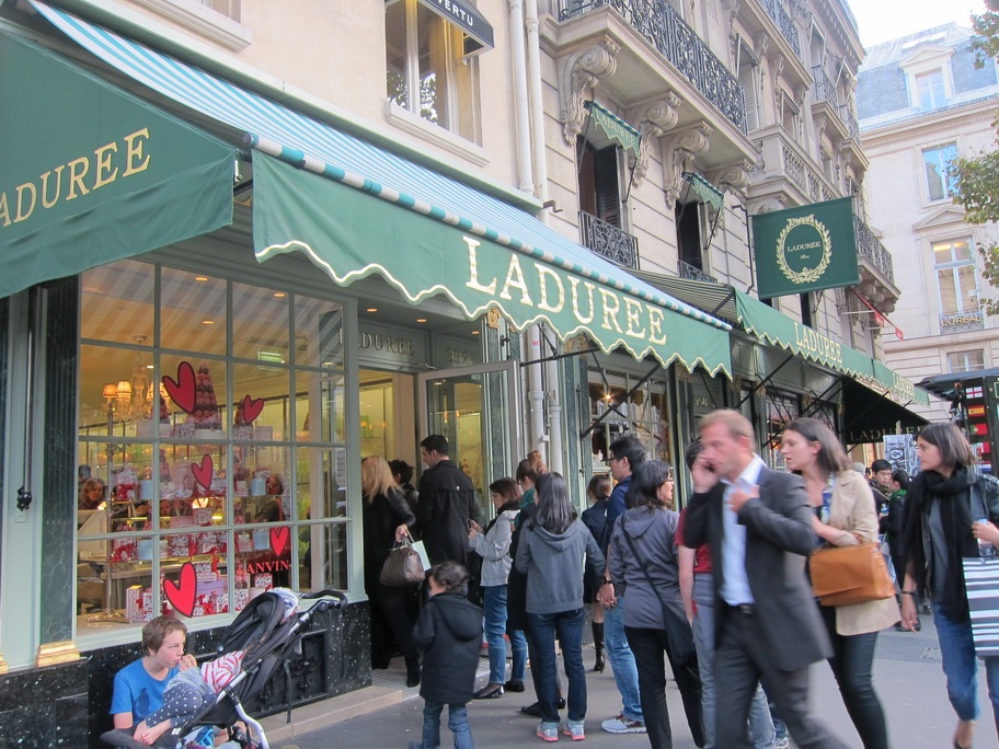La Durée là hiệu bánh macaron nổi tiếng ở Paris được nhiều du khách yêu thích.