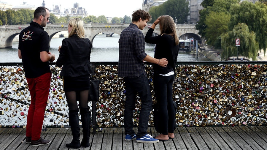 Du khách thường đến cầu Pont des Arts để treo khóa tình yêu. Ảnh: npr.