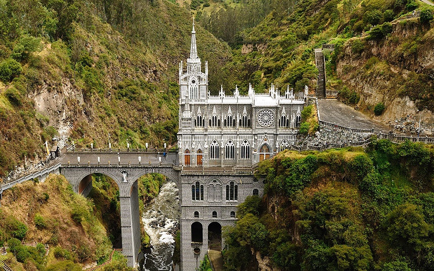 Thánh đường Las Lajas, Colombia: Nhà thờ này được xây dựng trên độ cao 100 m phía bên trong hẻm núi sông Guáitara vào khoảng giữa năm 1916 – 1949, theo kiến trúc Gothic hiện đại. Sự hình thành của nhà thờ có liên quan tới việc Đức Mẹ đồng trinh Maria xuất hiện ở nơi đây. Ảnh: AP.