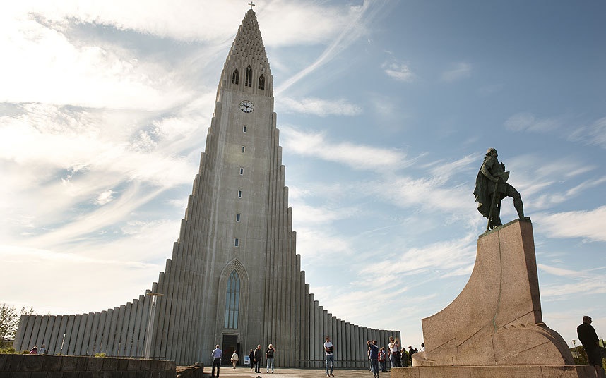 Nhà thờ Hallgrímskirkja, Iceland: Nét kiến trúc nổi bật của nhà thờ là tòa tháp (cao hơn 74 m) hùng vĩ được thiết kế độc đáo giống kiến trúc cột bazan tại Iceland. Phải mất 38 năm để hoàn thiện công trình này. Ngày này, nhà thờ còn được sử dụng như một đài quan sát. Ảnh: AP. 