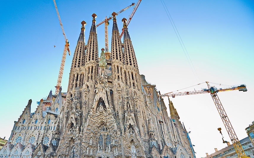 Thánh đường Sagrada Familia, Tây Ban Nha: Thời gian xây dựng nhà thờ này kéo dài trên 100 năm, hiện giờ chưa hoàn thiện. Đây là một di sản thế giới được UNESCO công nhận, thu hút hơn 3 triệu du khách mỗi năm. 