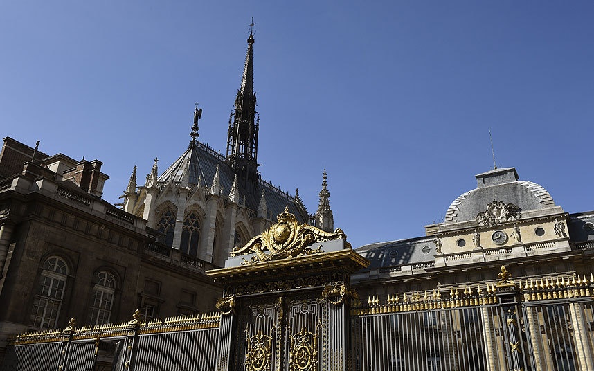 Nhà thờ Sainte-Chapelle, Pháp: Với kiến trúc Gothic thời Trung cổ, tọa lạc trên đồi Ile de la Cité, đây là một trong những địa điểm du lịch quan trọng của Paris. Bên trong được trang trí bằng kính màu. Bên cạnh đó còn nhiều tác phẩm điêu khắc và họa phẩm trên tường. Ảnh: Getty.