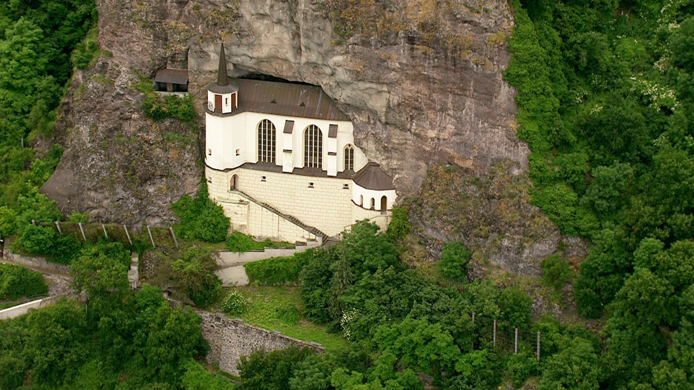 Nhà thờ Felsenkirche, Đức: Nhà thờ này được xây dựng vào trong một ngách núi đá tự nhiên vùng Oberstein, miền tây nước Đức, khoảng giữa năm 1482-1484. Du khách hay người dân chỉ có thể đi vào nhà thờ thông qua một đường hầm. Ảnh: AP.