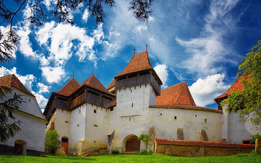 Nhà thờ Viscri Fortified, Romania: Từ thế kỷ 12, nhà thờ này bị bao quanh bở những pháo đài cao 7 m. Nội thất bên trong khá đơn giản, với tường làm bằng những tấm gỗ tối màu, băng ghế dài, và lối đi hẹp. Ảnh: AP.