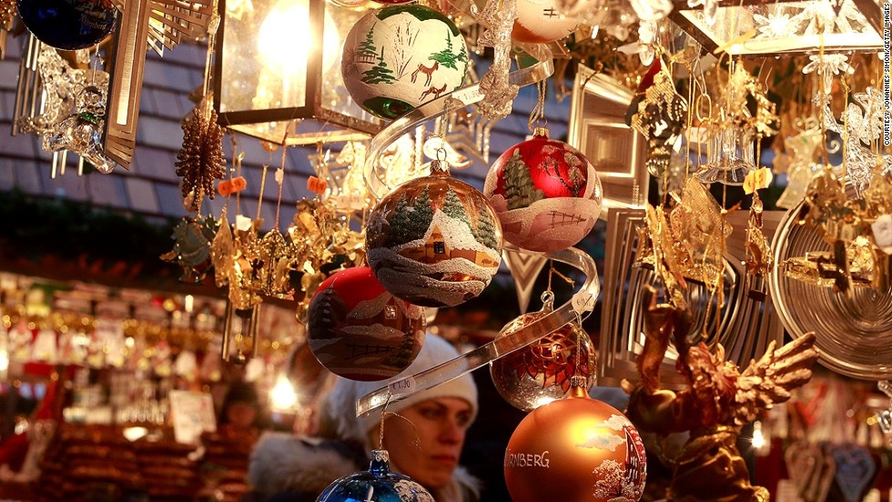 7. Nuremberg, Đức: Chợ Giáng sinh Nurnberger Christkindlesmarkt là địa điểm thu hút hơn 2 triệu lượt du khách mỗi năm. Điểm nhấn là bánh xe Ferris bằng gỗ chạm trổ khổng lồ, đu quay kiểu truyền thống và tàu chạy hơi nước. Khu chợ này còn làm các đồ chơi thủ công truyền thống và các mặt hàng dành riêng cho lễ hội. Chợ gồm 200 gian hàng, với cuộc thi gian hàng có thiết kế đẹp nhất. Trẻ em có thể thỏa thích khám phá bảo tàng đồ chơi, hay bảo tàng xe lửa Đức.