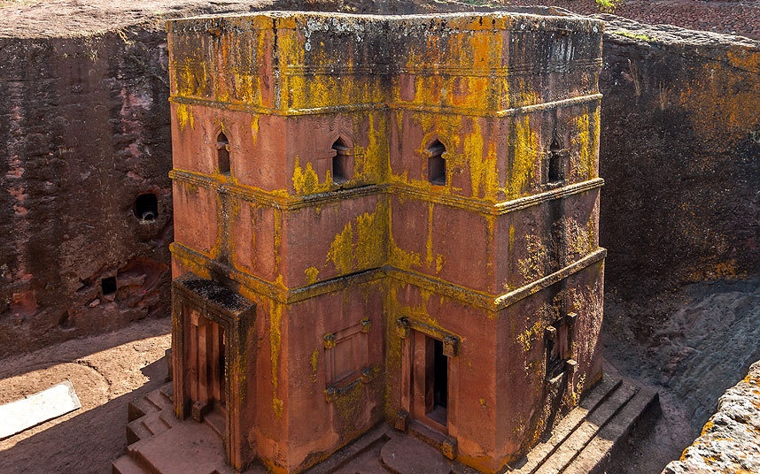Nhà thờ St George, Ethiopia: Đây là một trong 11 nhà thờ được đẽo từ một khối đá ở Lalibela, trung tâm của Ethiopia, kết hợp với cửa, lối đi, cột, hầm, và hang động của những ẩn sĩ. Ảnh: AP.