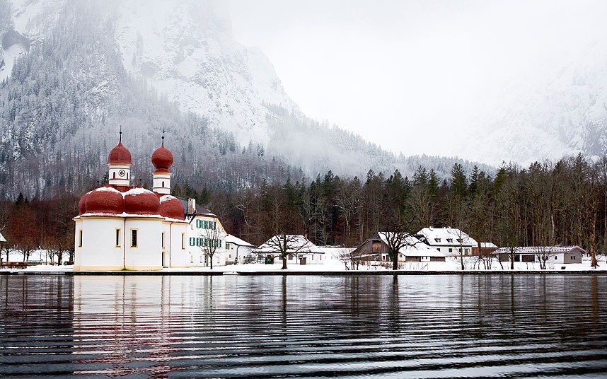 Nhà thờ Thánh Bartholomew, Đức:  Tồn tại từ năm 1134, nhưng vào thập niên 60, những mái vòm hình củ hành, và mái màu đỏ mới được thêm vào khi nhà thờ này được xây dựng lại theo phong cách Baroque. Chỉ có cách đi thuyền hay đi bộ đường dài mới tới được nhà thờ này. Ảnh: AP.