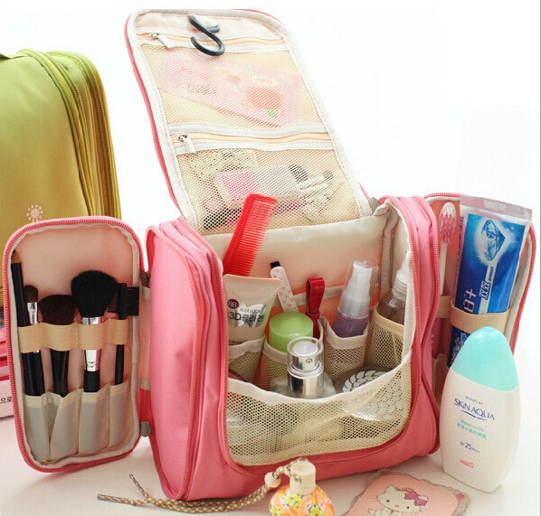 Vệ sinh thân thể: Trong khi phái mạnh không cần phải cạo râu trong vòng 2 tháng ở Ấn Độ thì phụ nữ luôn phải giữ vệ sinh sạch sẽ và gọn gàng mọi lúc mọi nơi. Hành lý của phái đẹp vì thế lỉnh kỉnh hơn nam giới rất nhiều. Đàn ông chỉ việc mang bàn chải đánh răng và một bánh xà phòng tắm nhỏ gọn. Ảnh: Aliexpress.