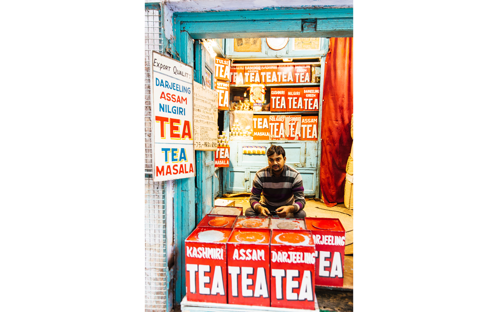 Đặc biệt là các quầy bán trà nơi người bán hàng luôn chào mời khách uống thử một tách.