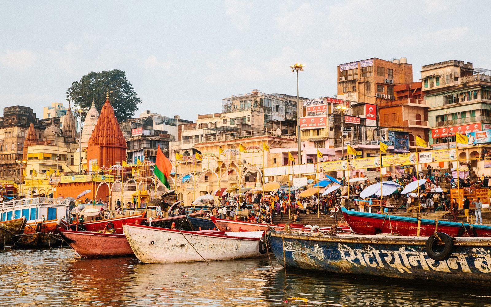 Trong tang lễ, người ta vẫn bắt gặp những thanh thiếu niên chụp ảnh selfie cạnh đám hỏa táng của người bà con, những phụ nữ giặt áo bên bờ sông, hay nhóm đàn ông vừa la hét và lấy tay đập vào những con bò để lùa chúng đi.