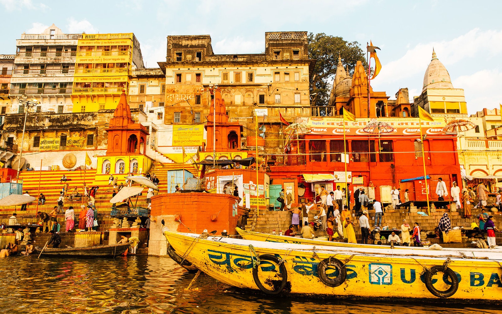 Người Hindu tin rằng, nếu được hỏa táng ở Varanasi, họ sẽ đạt đến cảnh giới moksha và thoát khỏi kiếp luân hồi. Bằng cách này, họ sẽ không tái sinh mà lên thẳng cõi niết bàn. Con đường dẫn tới giác ngộ bắt đầu từ những bậc đá dốc đứng bên bờ sông, nơi nghi lễ hỏa táng diễn ra.