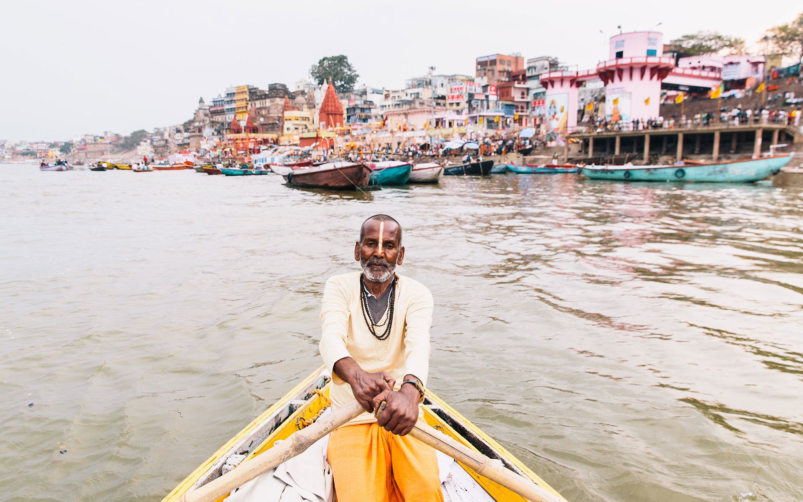 Thi thể người chết đường mang diễu qua các con phố rồi xuống sông Hằng trong tiếng tụng kinh, sau đó được hỏa táng ngay bên bờ sông.