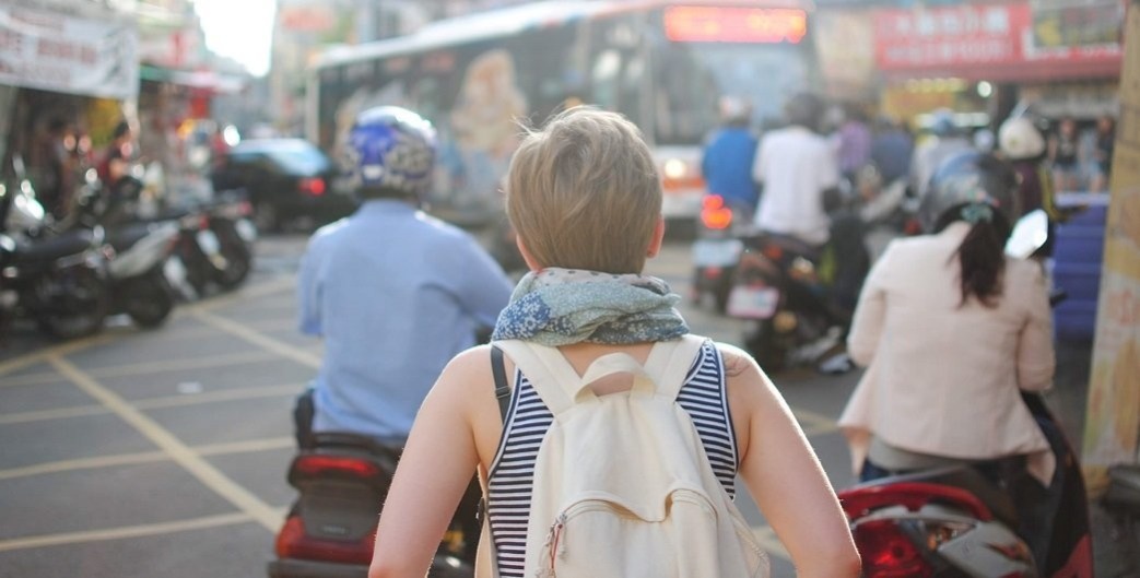 An toàn: Du khách nam khi đi xe ôm ở Sihanoukville, Campuchia và nhận ra người lái xe đã đi đường khác. Anh lo lắng vì sợ bị bắt cóc. Mặc dù vậy, phụ nữ vốn là đối tượng dễ bị tổn thương hơn nhiều so với nam giới, đặc biệt là khi đi du lịch một mình. Các hiểm họa đối với phái đẹp có thể kể đến nạn móc túi, cưỡng hiếp hay giết người. Ảnh: gocambio