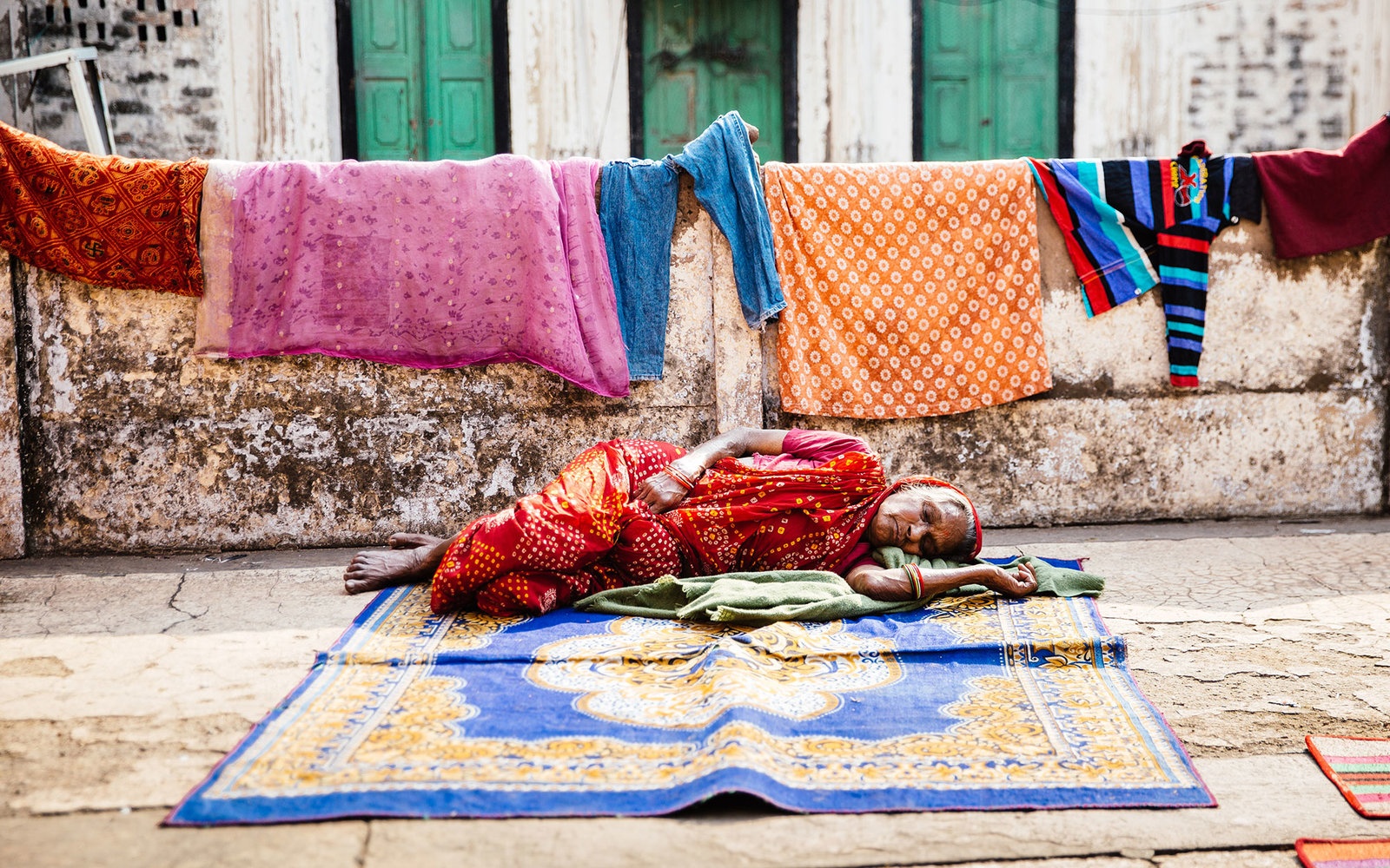Với tín ngưỡng này, Varanasi trở thành nơi “kinh doanh cái chết”. Các khách sạn như Kashi Labh Mukti Bhavan mọc lên để đáp ứng nhu cầu của những người chờ chết trong vòng 15 ngày.