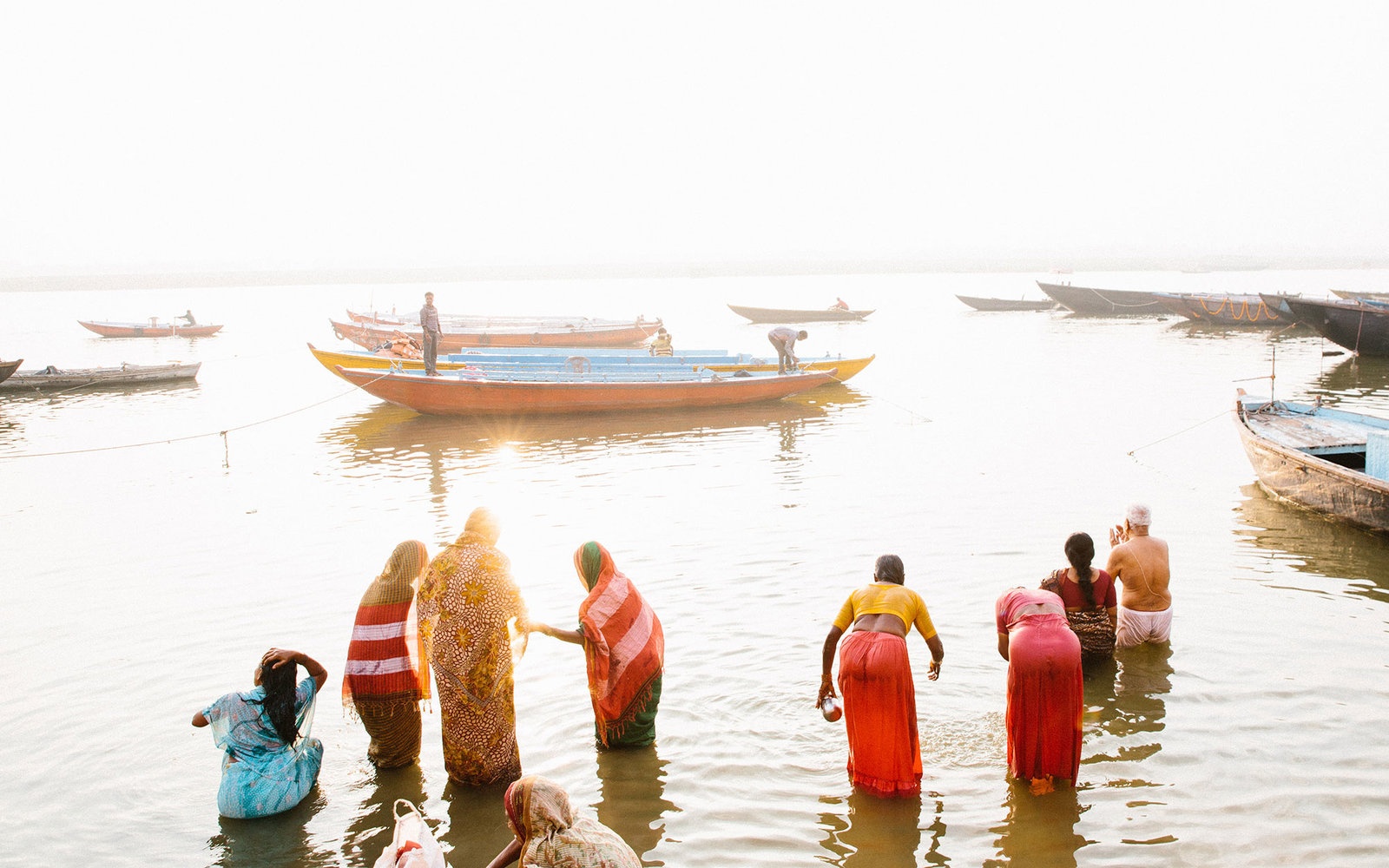 Tro cốt của người chết được thả xuống sông Hằng, nơi người sống vẫn tắm rửa và giặt giũ. Sông Hằng vì thế bị ô nhiễm đến mức Thủ tướng Narendra Modi đã có kế hoạch làm sạch dòng sông vào tháng 10/2019 nhân kỷ niệm 150 năm ngày sinh Mahatma Gandhi. Mặc dù vậy, tắm trên sông Hằng vẫn được coi là cách để tẩy trần.