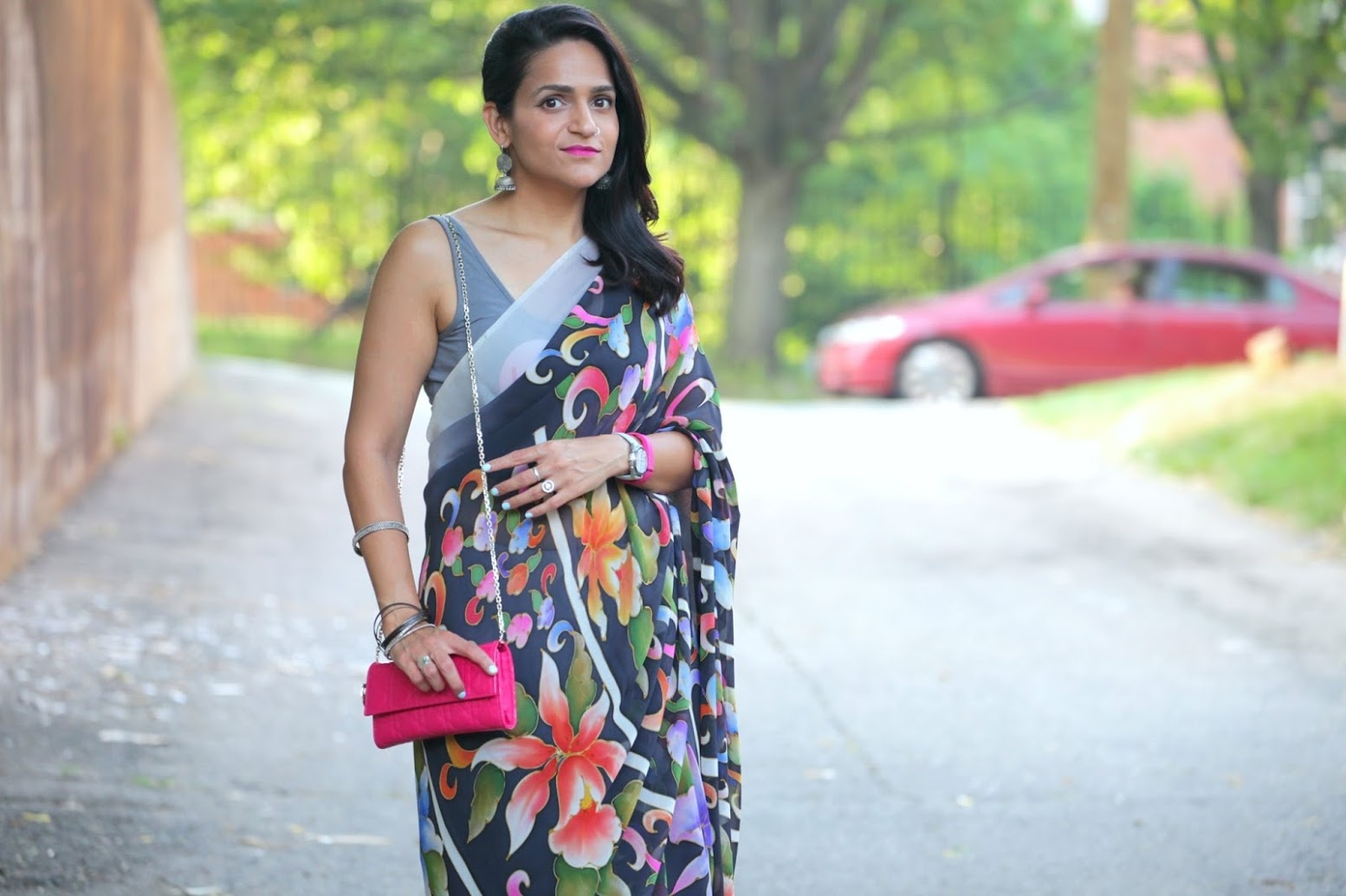 Trang phục: Ở một số nước, dù trong thời tiết nóng nực đến thế nào đi chăng nữa, phụ nữ vẫn phải mặc quần áo dài và không được để lộ da thịt do đặc trưng văn hóa, nếu không họ sẽ bị coi thường. Khi đến những nước này, phái đẹp luôn phải chuẩn bị quần áo dự phòng. Ảnh: Tanvii