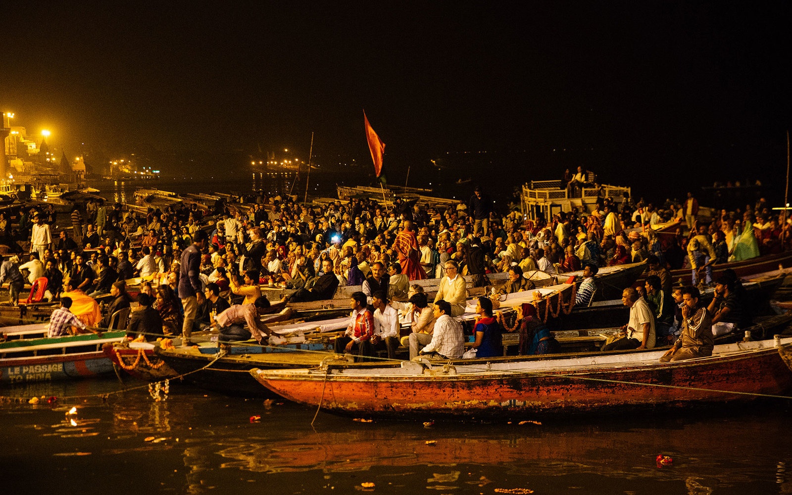 Hàng nghìn người chứng kiến buổi lễ trên thuyền và ở các bậc thang bên bờ sông, hay từ ban công, mái nhà gần đó. Cuối buổi lễ, các thầy tu đổ nước xuống sông và cầu nguyện.