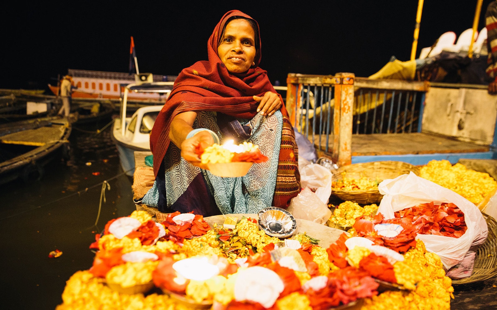 Người ta thả hàng trăm đài hoa và nến xuống sông Hằng trong đêm diễu hành.
