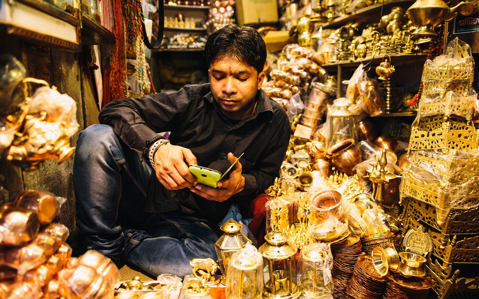 Quanh Varanasi còn có những phòng thiền, tập yoga và các quầy bán hàng.