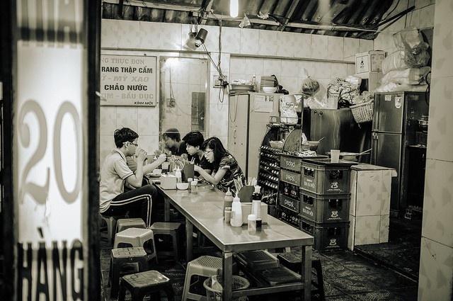 Quán ven đường: Chỉ cần vài chiếc bàn nhỏ và mấy chiếc ghế nhựa bày ở góc các phố cổ ở Hà Nội, Hội An, và Sài Gòn là đã thành một quán ăn, đồ ăn cực ngon, rẻ, lại dễ dàng kết bạn.