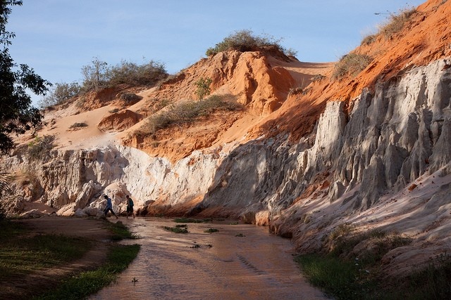 Phiêu lưu: Việt Nam luôn mang tới những chuyến phiêu lưu bất ngờ, thú vị: khám phá hẻm núi ở Đà Lạt, chèo thuyền kayak ở Vịnh Hạ Long, khám phá ruộng bậc thang Sapa, hay trượt cát ở Mũi Né, đi xe máy hay băng qua đường.