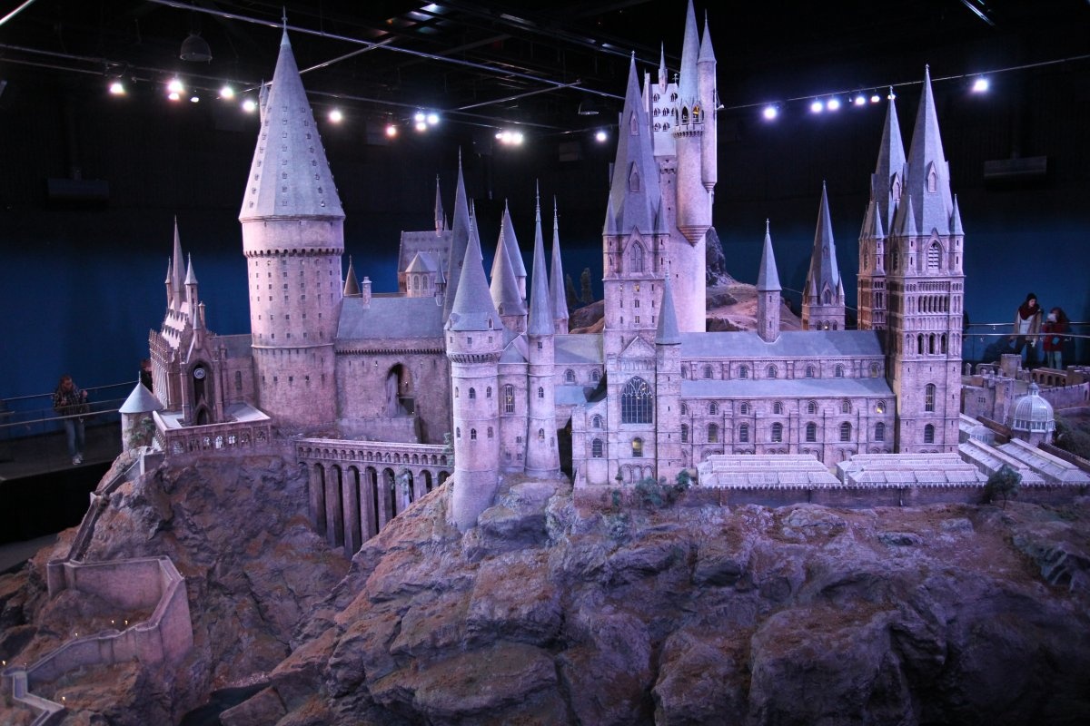 12. Phim trường Harry Potter, Anh: Mỗi du khách chỉ có khoảng 3 tiếng để đi thăm thú hết các khu vực, giá vé cũng khá cao và phải đặt mua trên mạng từ rất sớm.