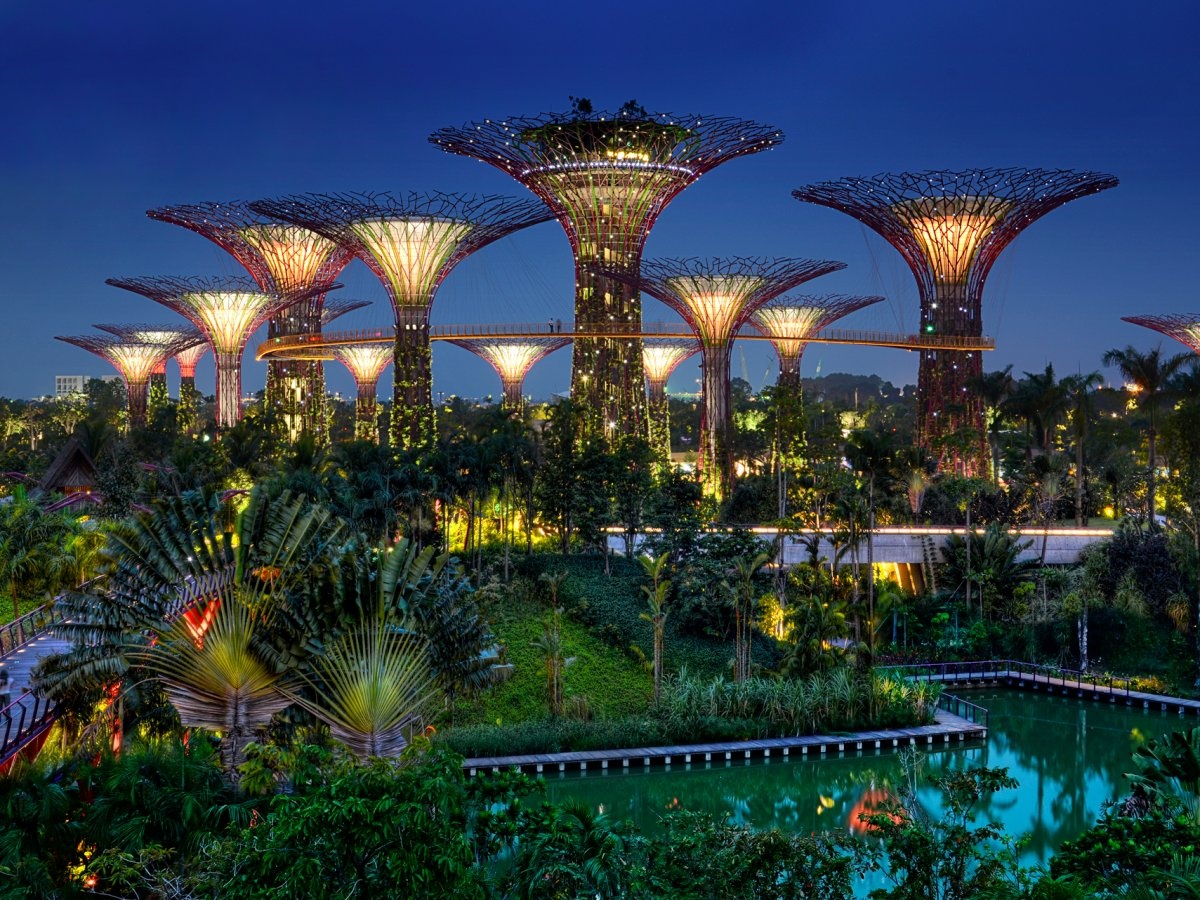 13. Gardens by the Bay, Singapore: Khu vườn bên vịnh là một công viên khổng lồ có một không hai trên thế giới.